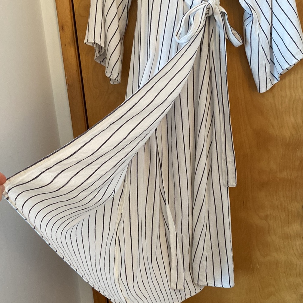 Billabong White Pinstripe Kimono Wrap Maxi Dress womens Size Medium - Picture 4 of 8